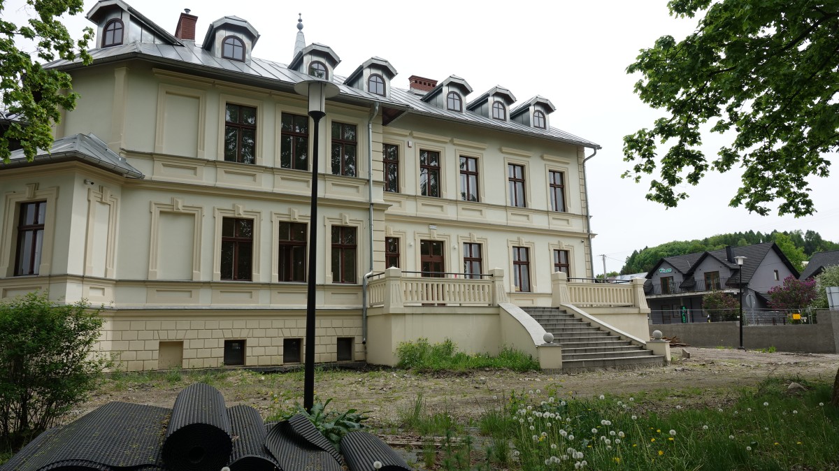 Pałac Dietla - zagospodarowanie otoczenia - budowa ogrodzenia i fontanny - maj 2022